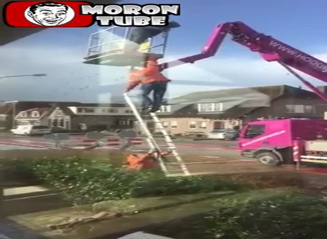 Video :A guy attempts to disengage from a cherry-picker